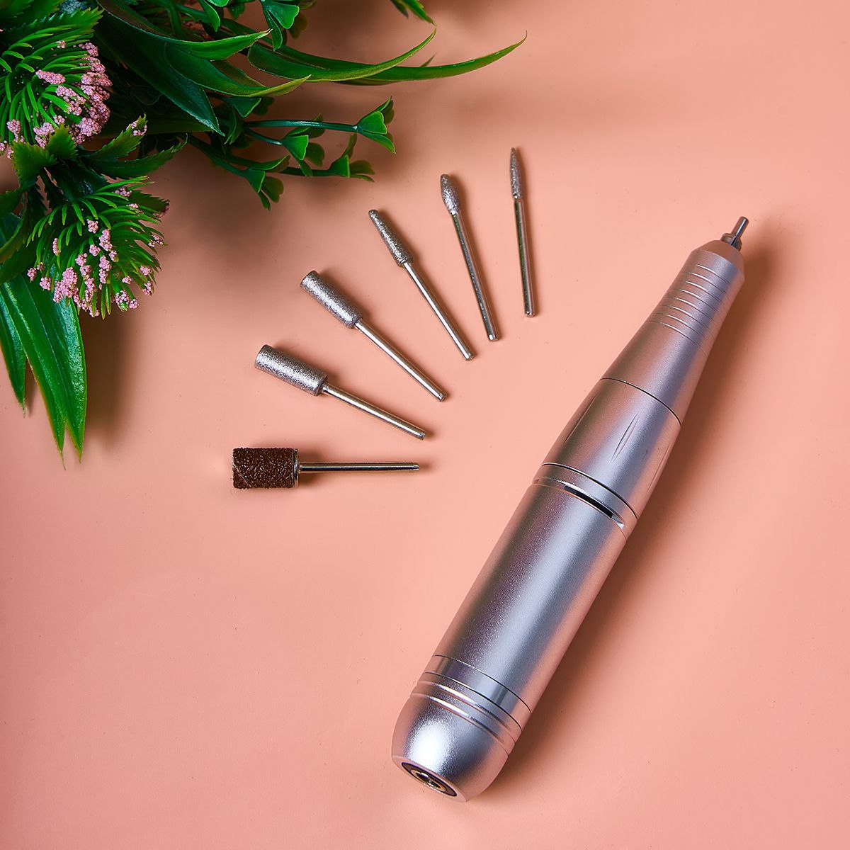 Компактный аппарат для маникюра и педикюра